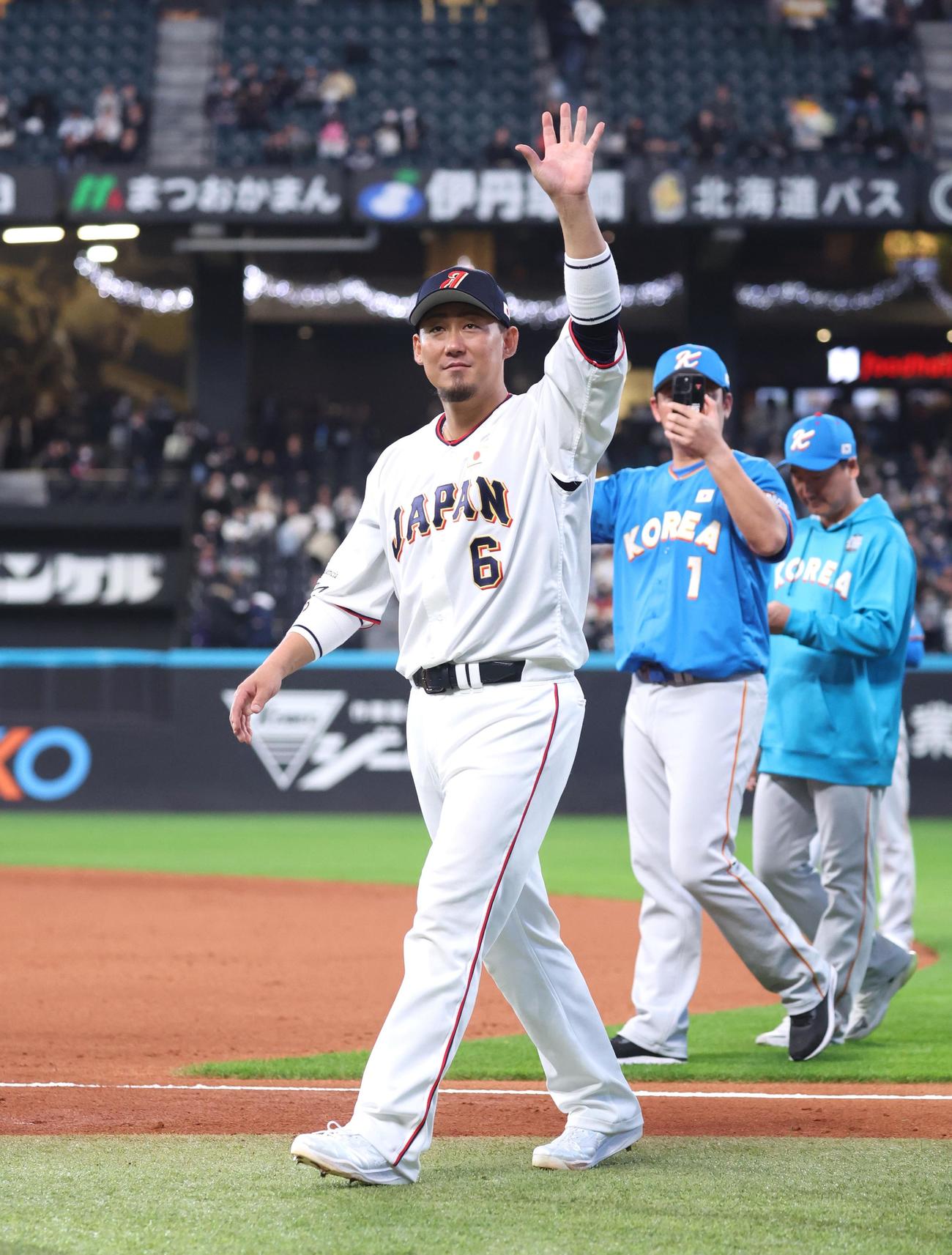 日本対韓国　試合後、スタンドに手を振る中田氏（撮影・黒川智章）