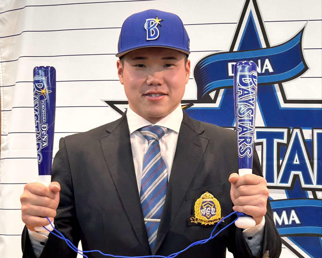 入団交渉を終え、笑みをこぼすDeNA1位小田（撮影・平山連）