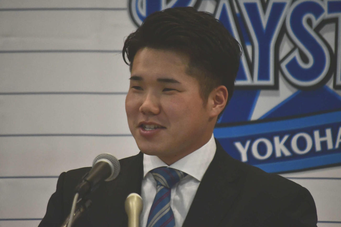 入団交渉を終え、会見に臨むDeNA1位小田（撮影・平山連）