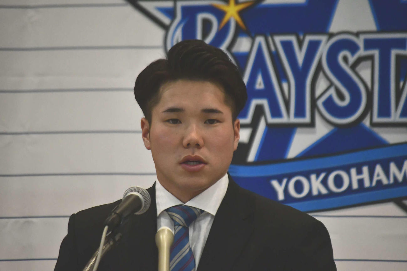 入団交渉を終え、会見に臨むDeNA1位小田（撮影・平山連）