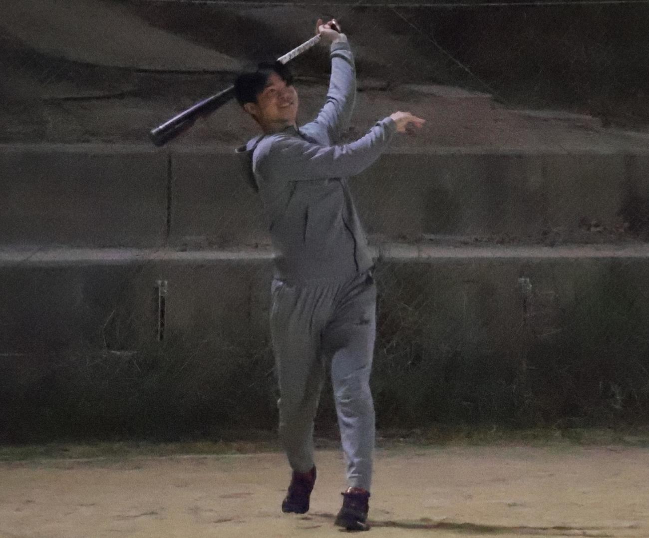 野球教室で打撃の実演を右打ちで披露する阪神中野（撮影・塚本光）