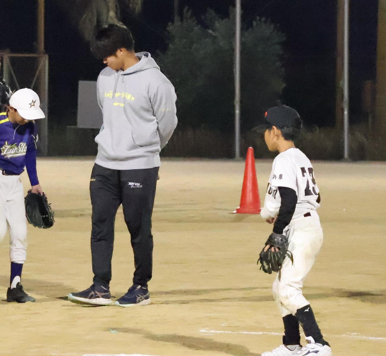 野球教室で子どもたちに指導する阪神松原（左から2人目）（撮影・塚本光）
