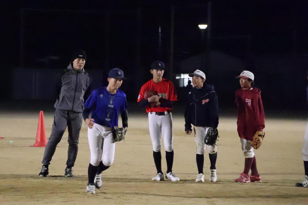 野球教室で子どもたちに指導する阪神豊田（左から1人目）（撮影・塚本光）