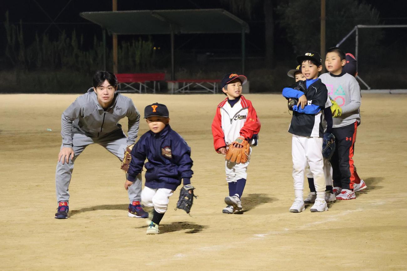 野球教室で子どもたちに指導する阪神中野（左端）（撮影・塚本光）