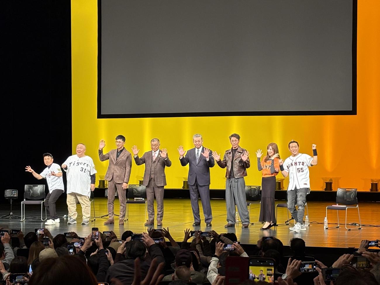 「阪神VS巨人爆笑トークバトル2025」に出演した、左からますだおかだ増田、松村邦洋、矢野燿大氏、掛布雅之氏、江川卓氏、元木大介氏、中川安奈、はなわ