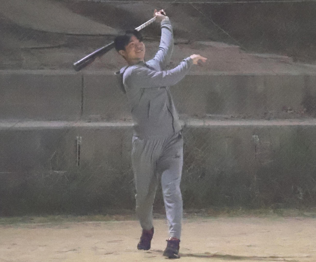 野球教室で打撃の実演を右打ちで披露する阪神中野（撮影・塚本光）