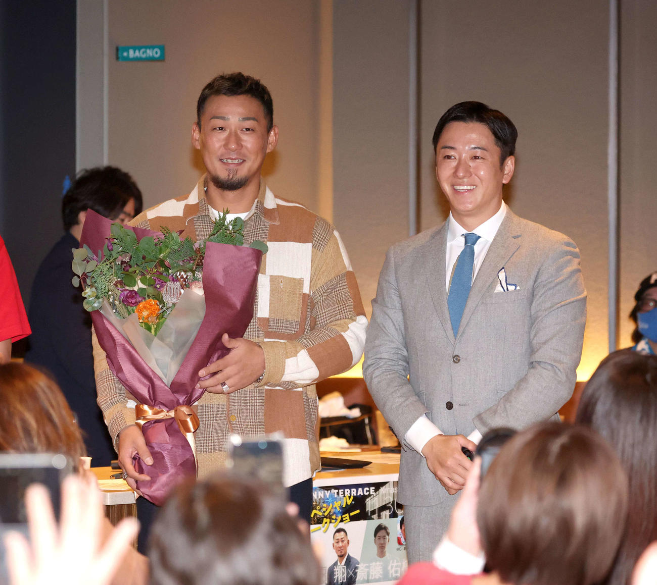 トークショーで笑顔の中田氏（左）と斎藤氏（撮影・黒川智章）