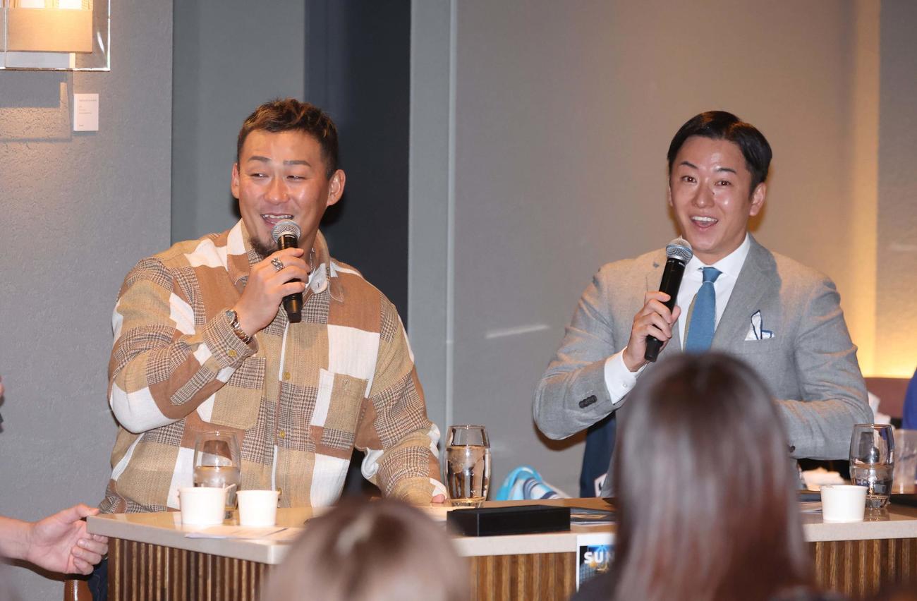 トークショーで笑顔の中田氏（左）と斎藤氏（撮影・黒川智章）