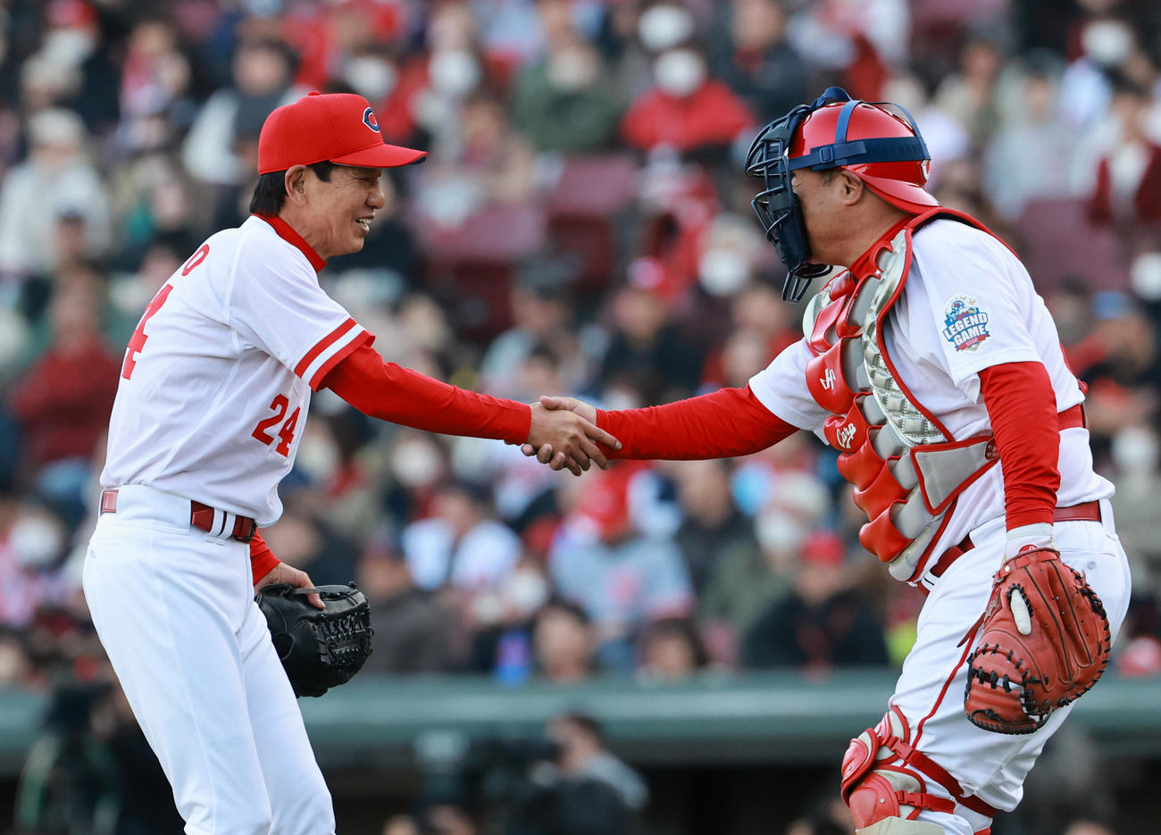 11月29日、チーム広島対チームカープ　勝利し、西山氏（右）と喜ぶチーム広島の大野氏（撮影・野上伸悟）