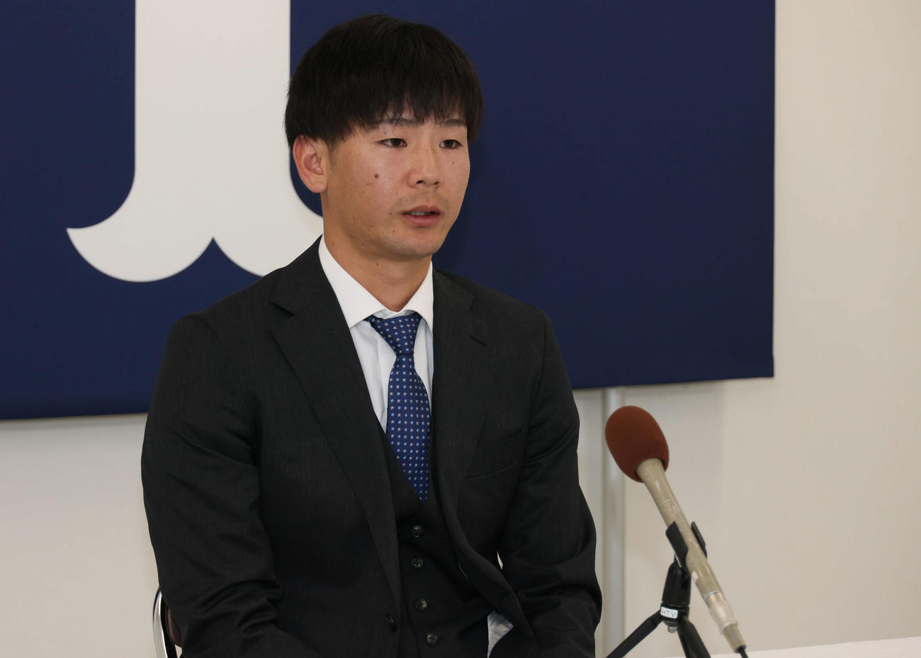契約更改し、会見する広島森浦（撮影・加藤孝規）