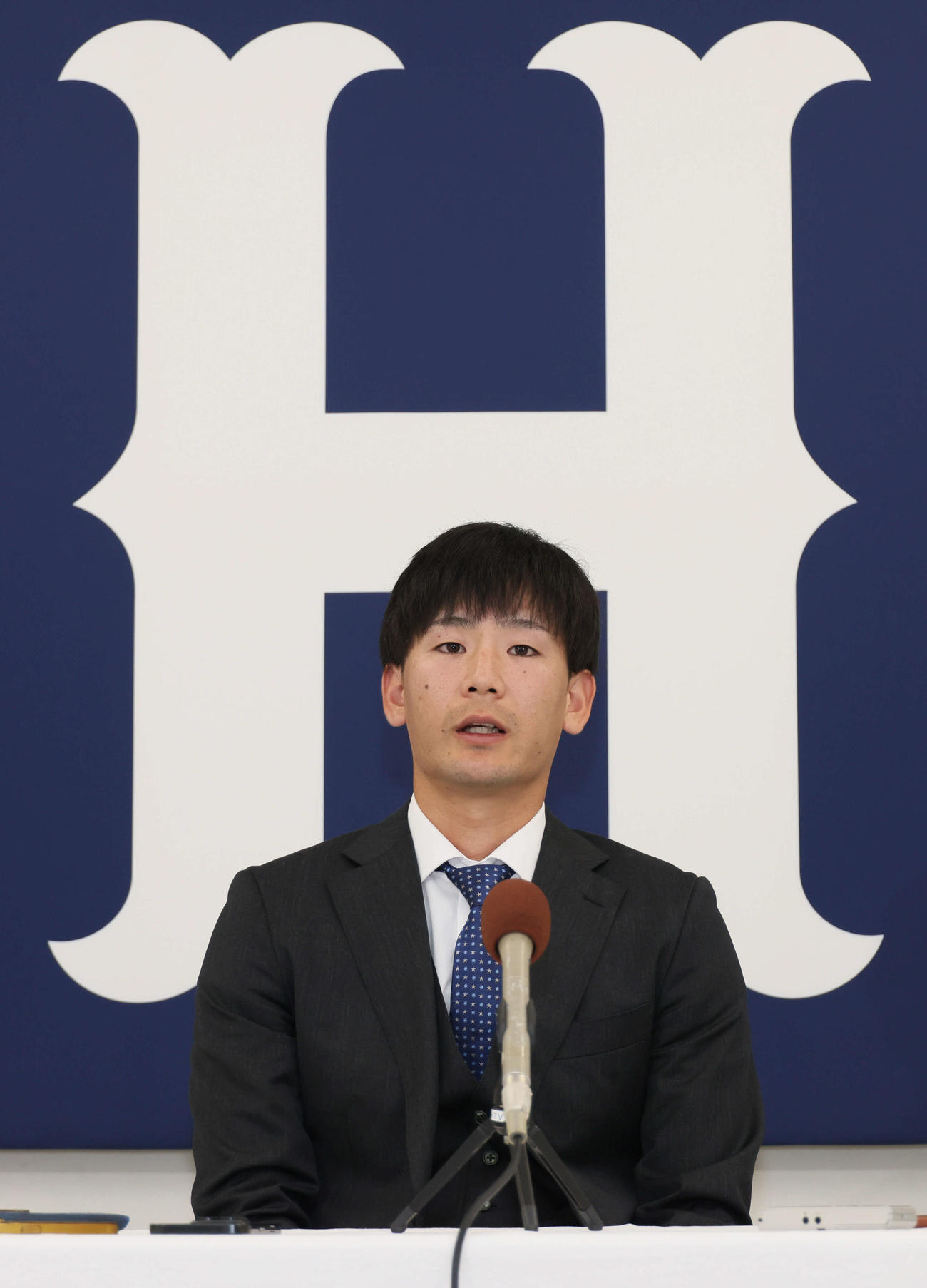 契約更改し、会見する広島森浦（撮影・加藤孝規）