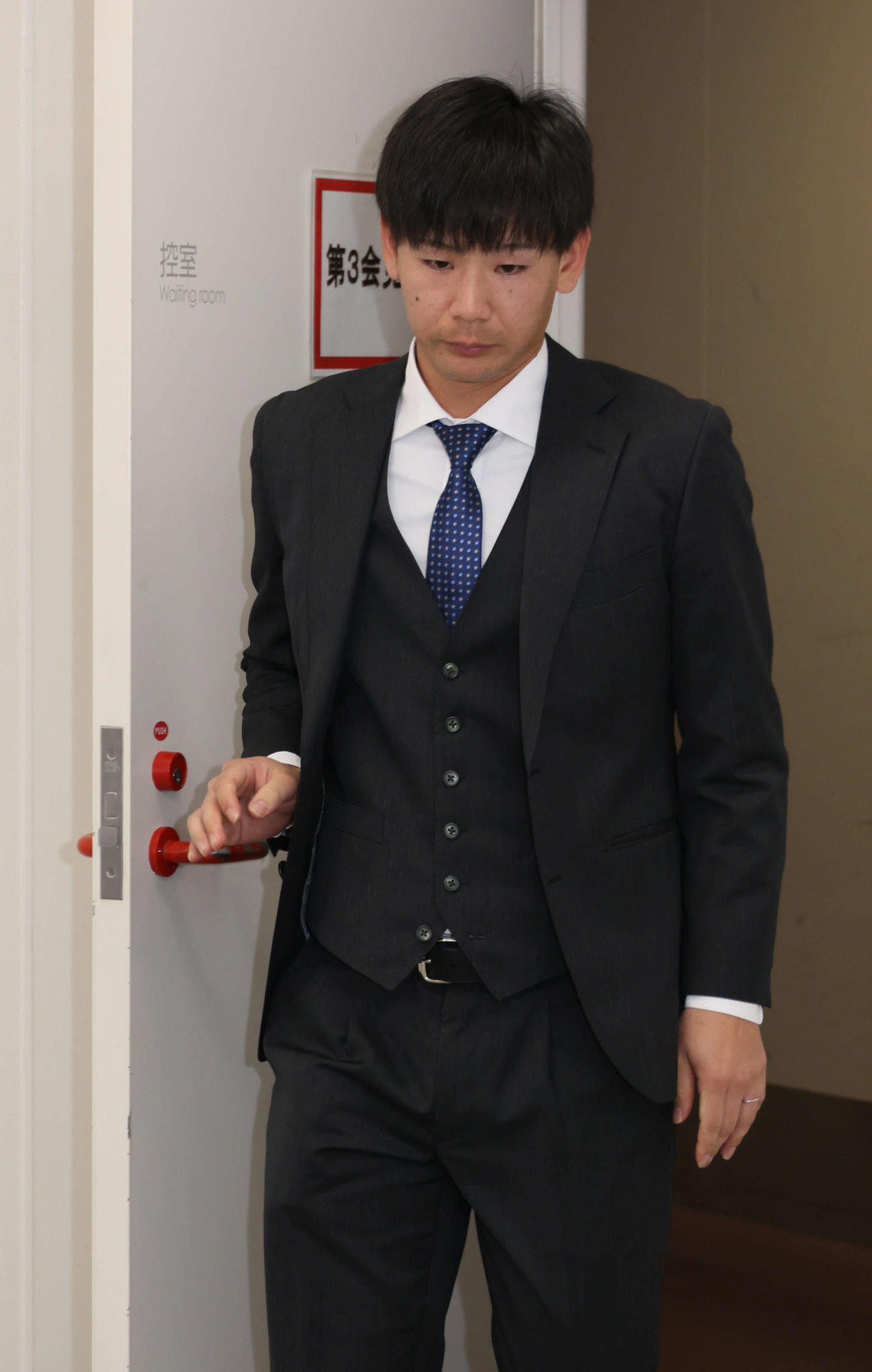 契約更改し、会見する広島森浦（撮影・加藤孝規）