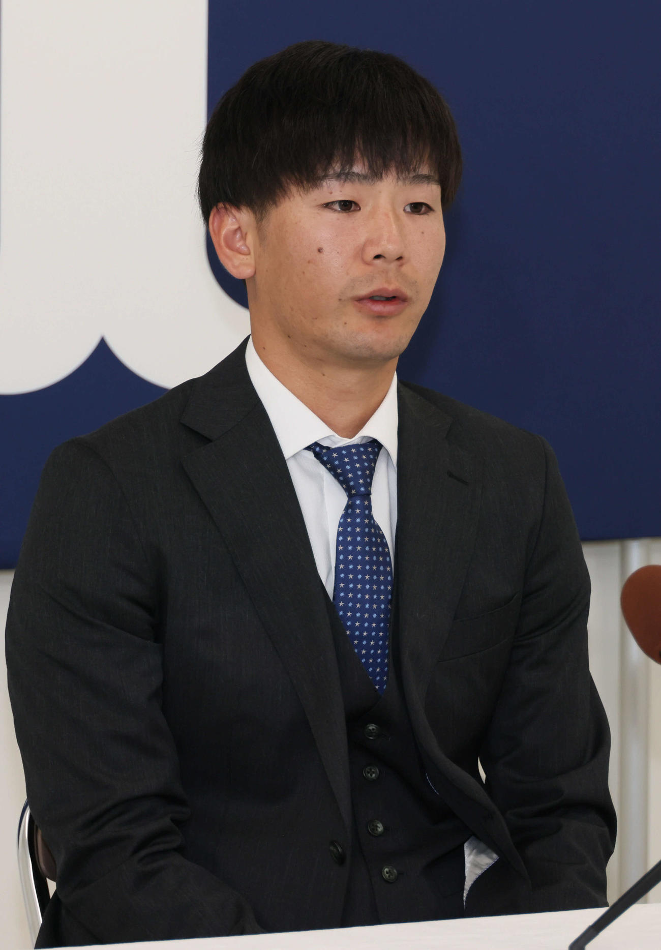 契約更改し、会見する広島森浦（撮影・加藤孝規）