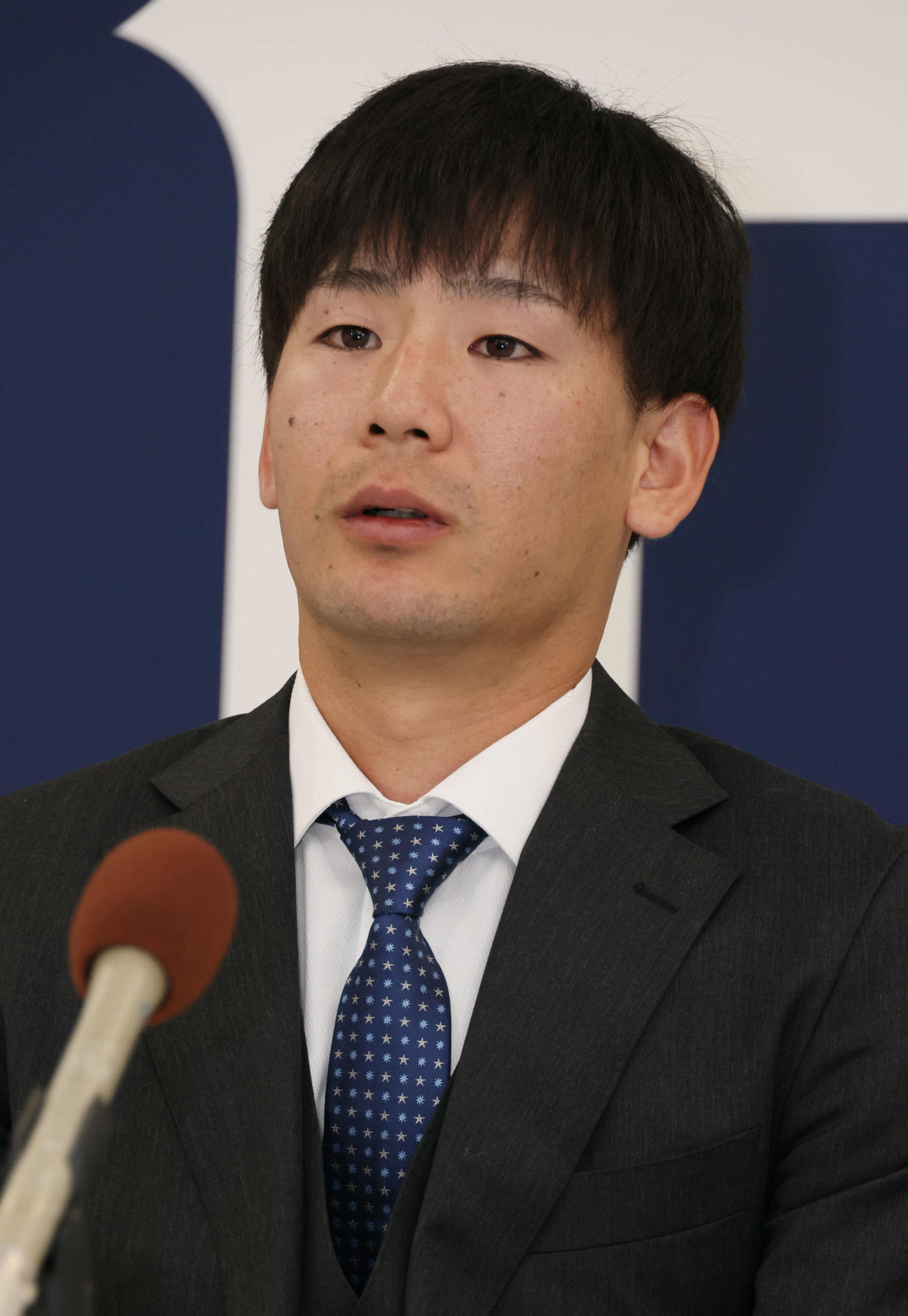 契約更改し、会見する広島森浦（撮影・加藤孝規）