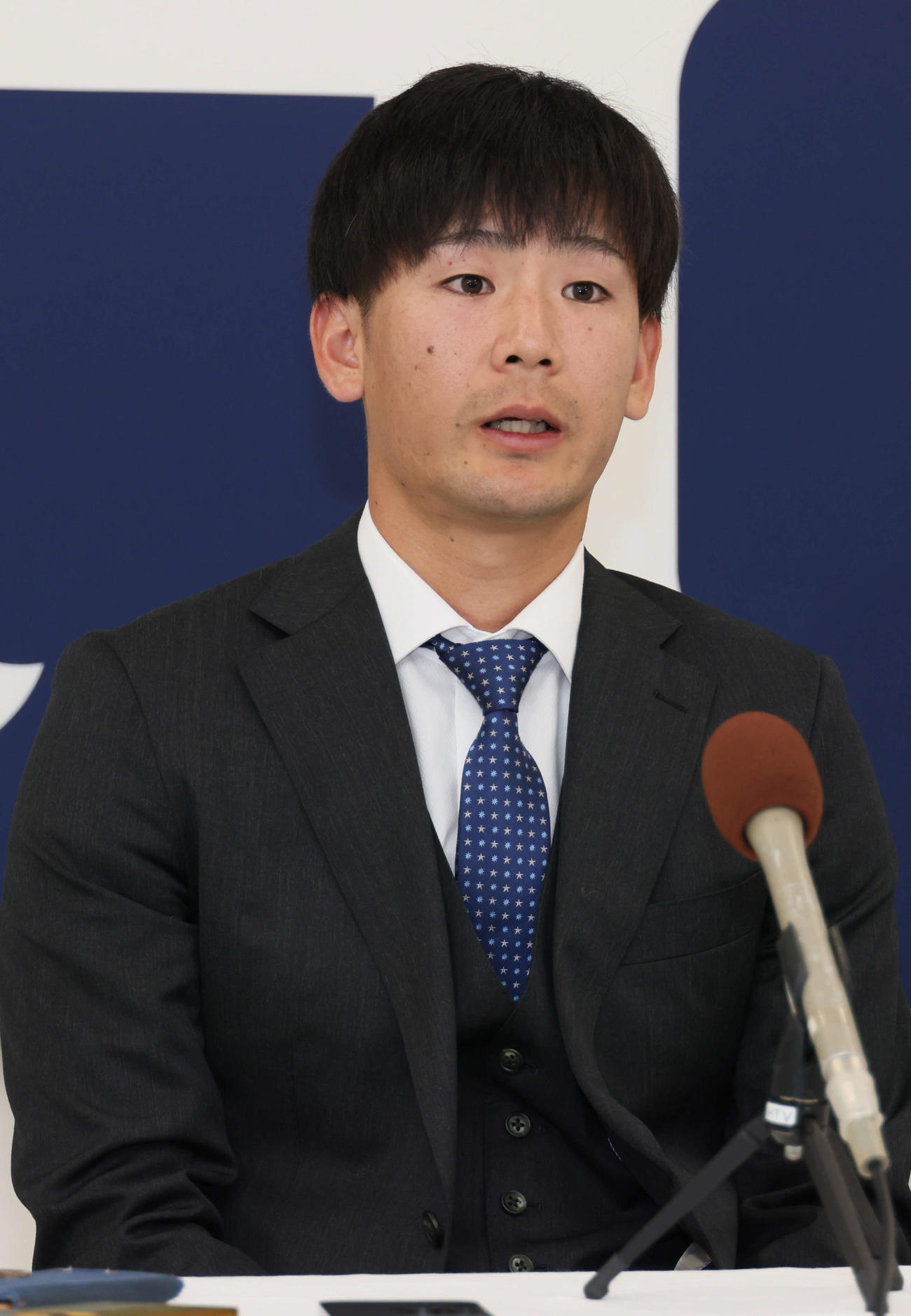 契約更改し、会見する広島森浦（撮影・加藤孝規）