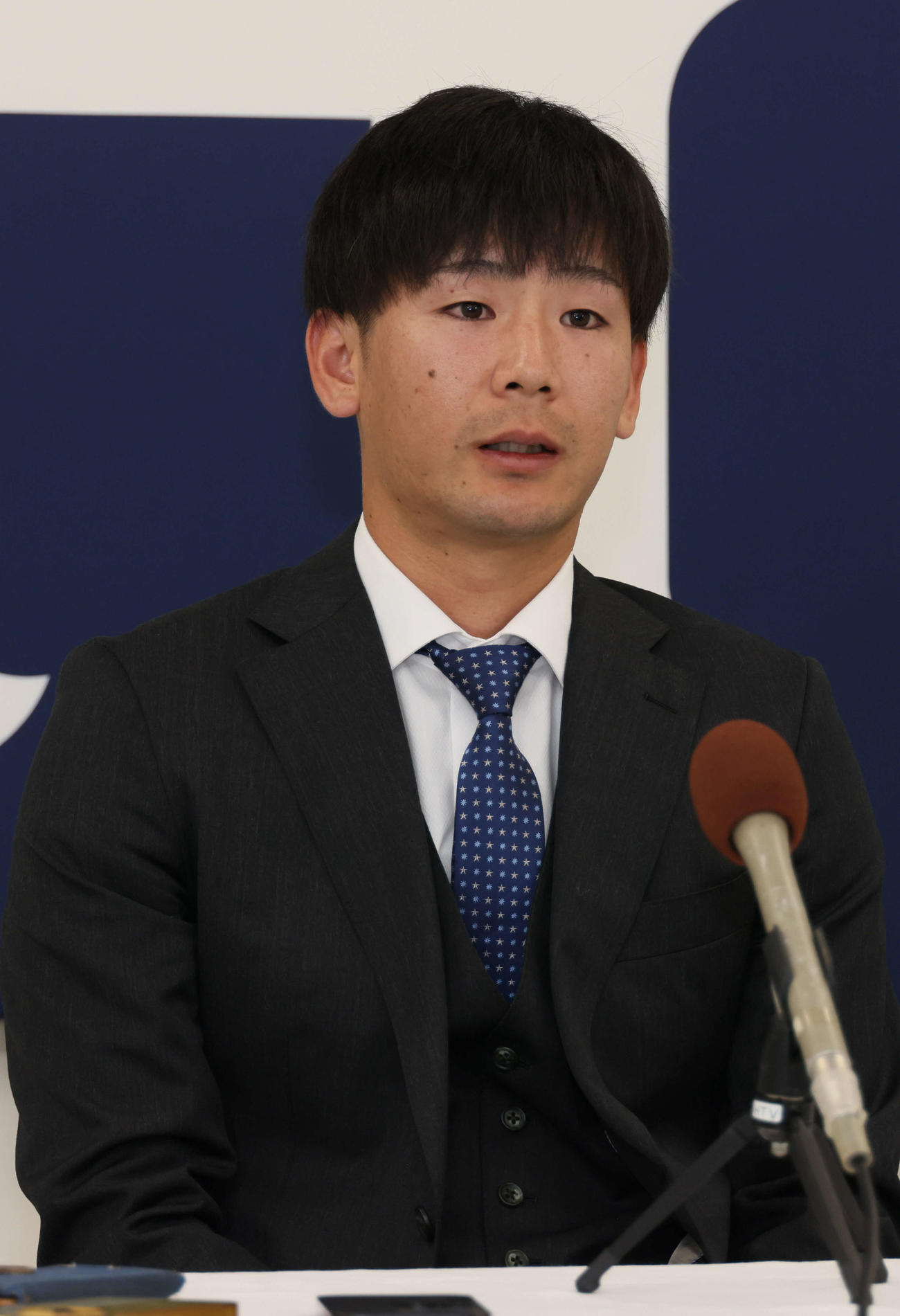契約更改し、会見する広島森浦（撮影・加藤孝規）