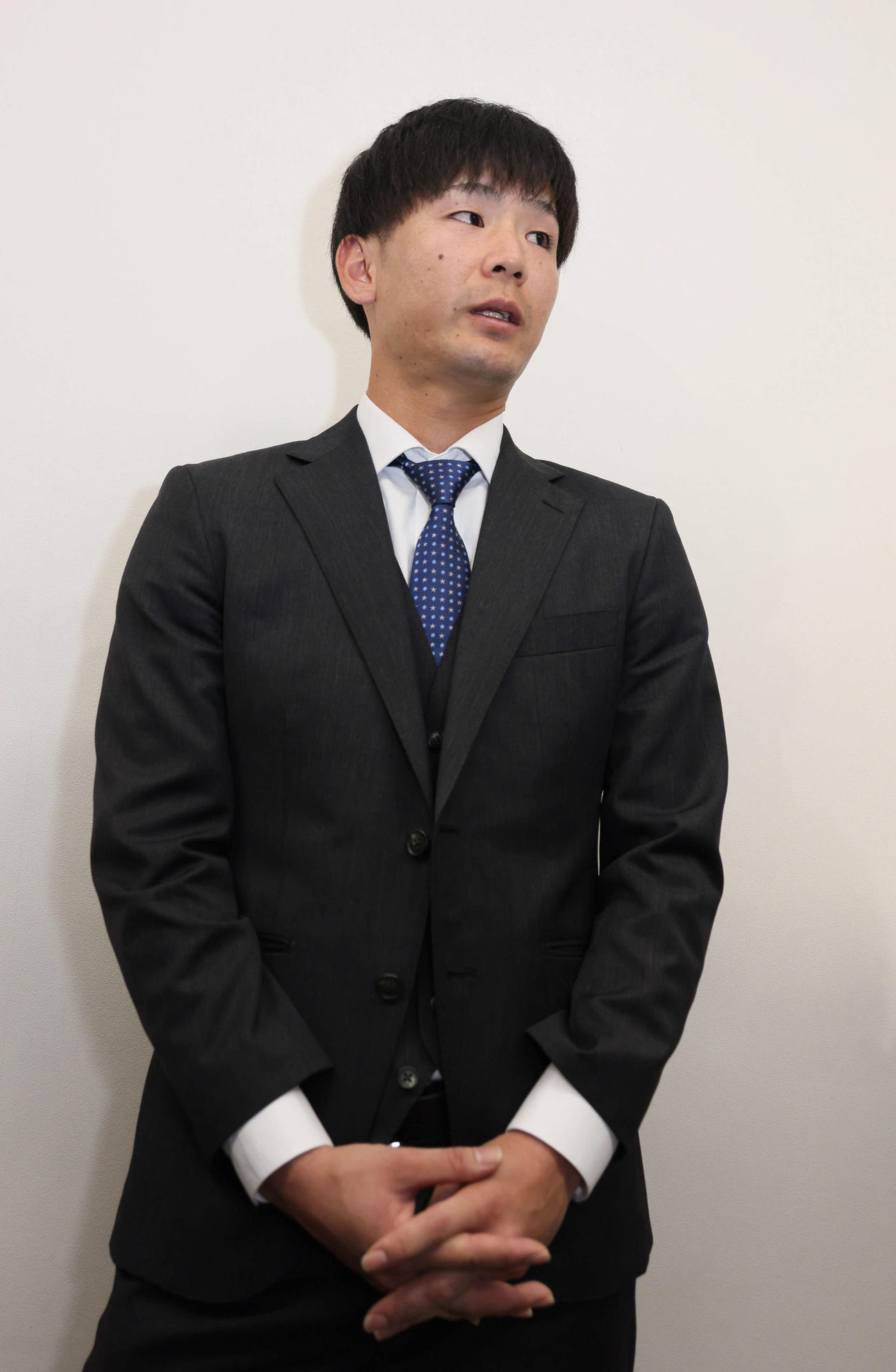 契約更改し、会見する広島森浦（撮影・加藤孝規）