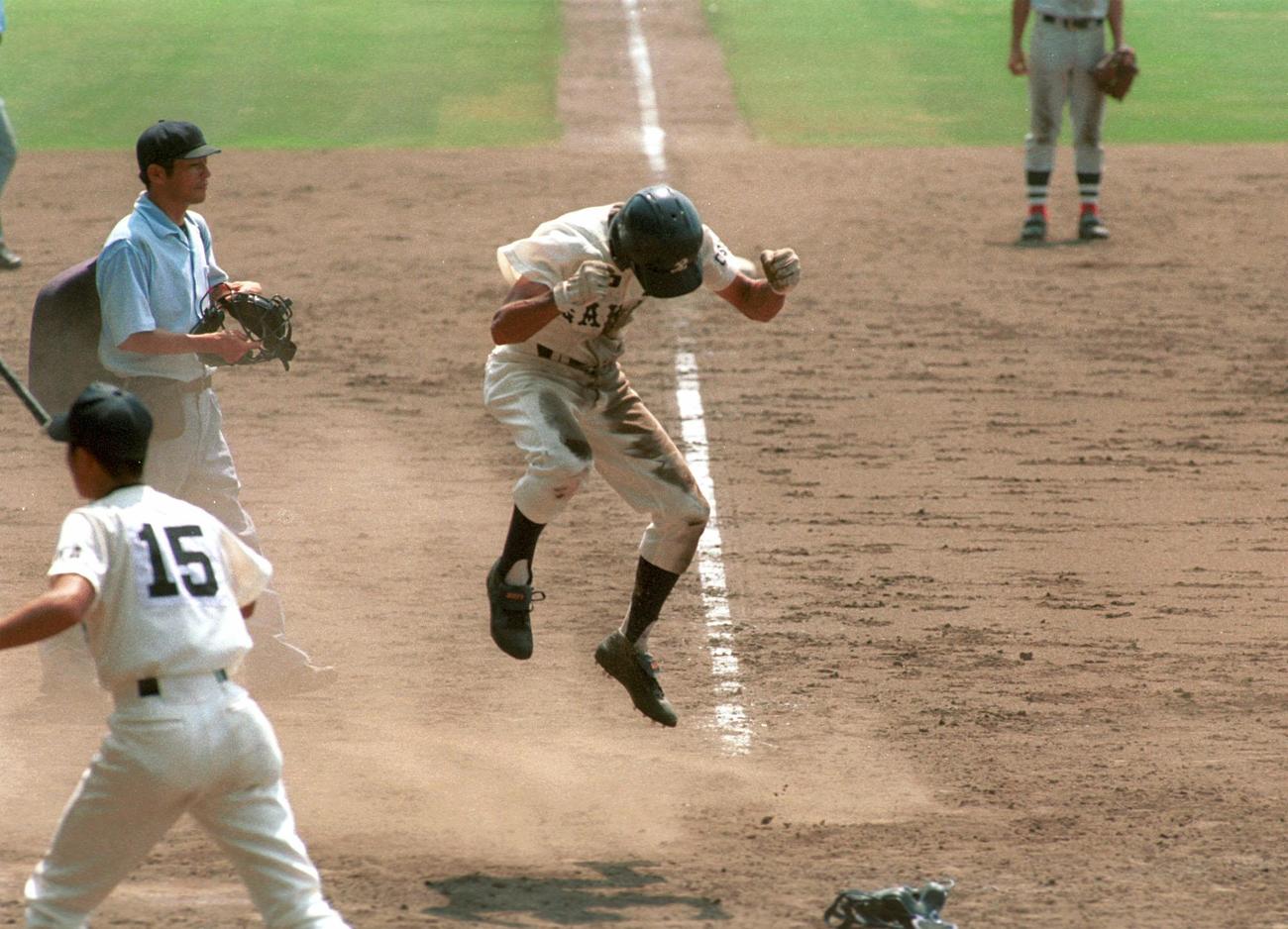 1998年8月20日、第80回全国高校野球選手権大会・準々決勝　横浜対PL学園　延長11回裏PL学園2死二塁、大西の左前適時打で二塁走者平石洋介が生還しジャンプして大喜び