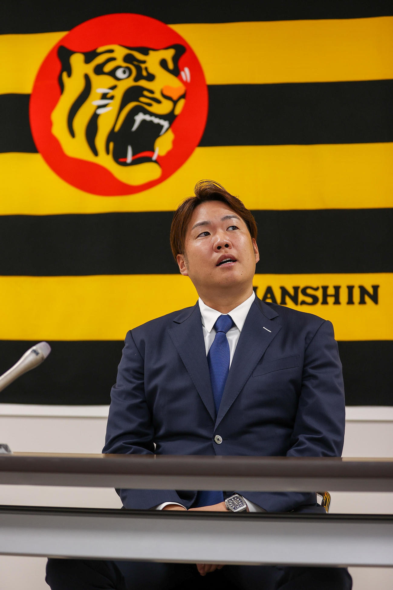 契約更改を終え報道陣に話す阪神西勇（撮影・上山淳一）