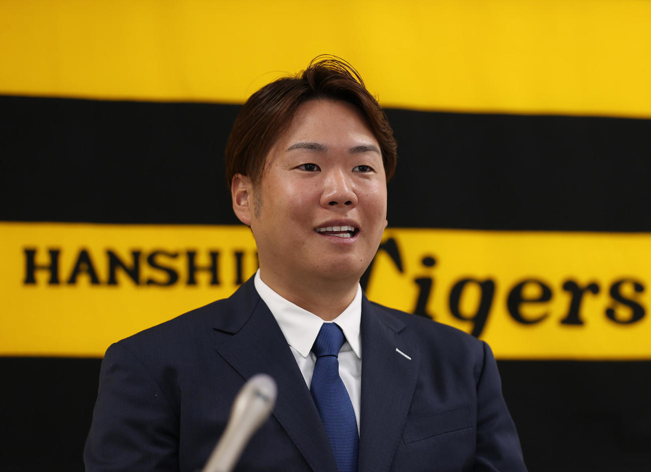契約更改を終え報道陣に話す阪神西勇（撮影・上山淳一）