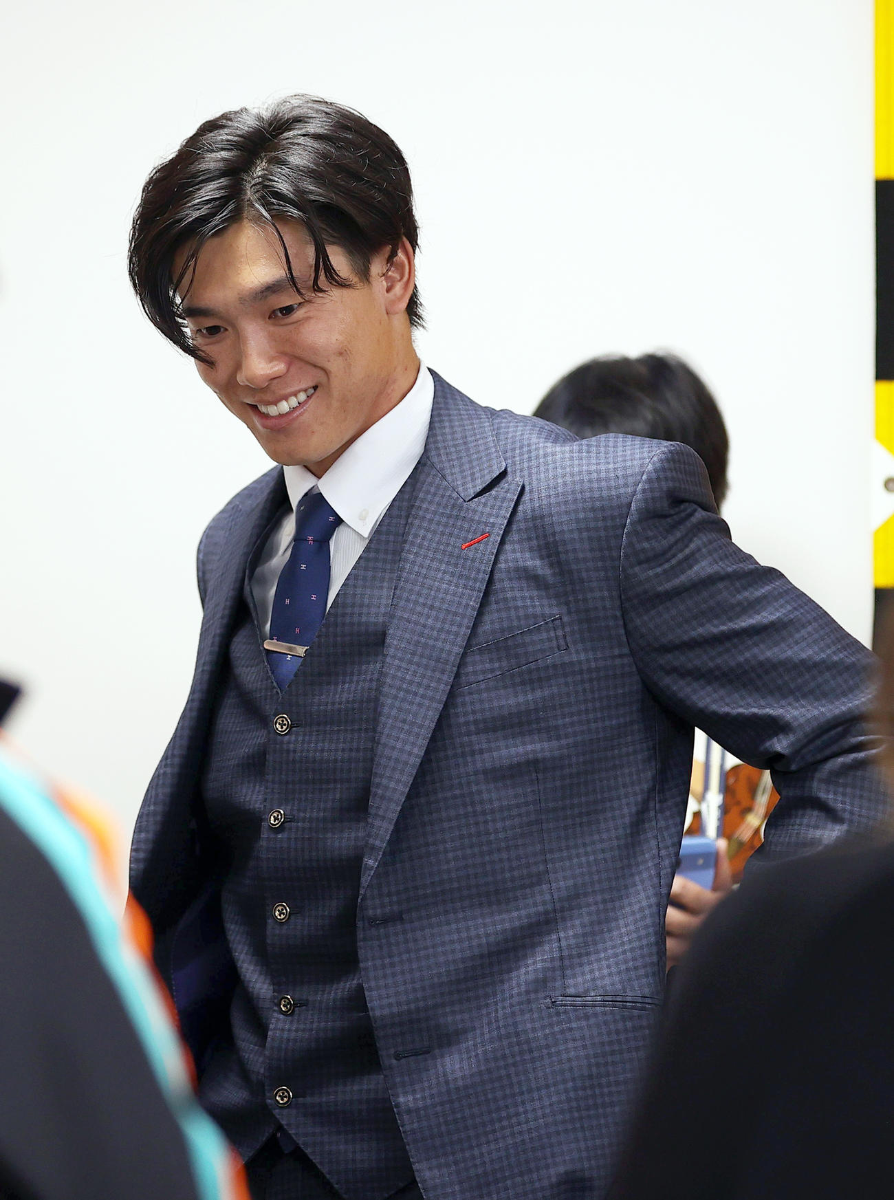 契約更改を終えた阪神湯浅は会見を終え引き揚げる（撮影・上山淳一）