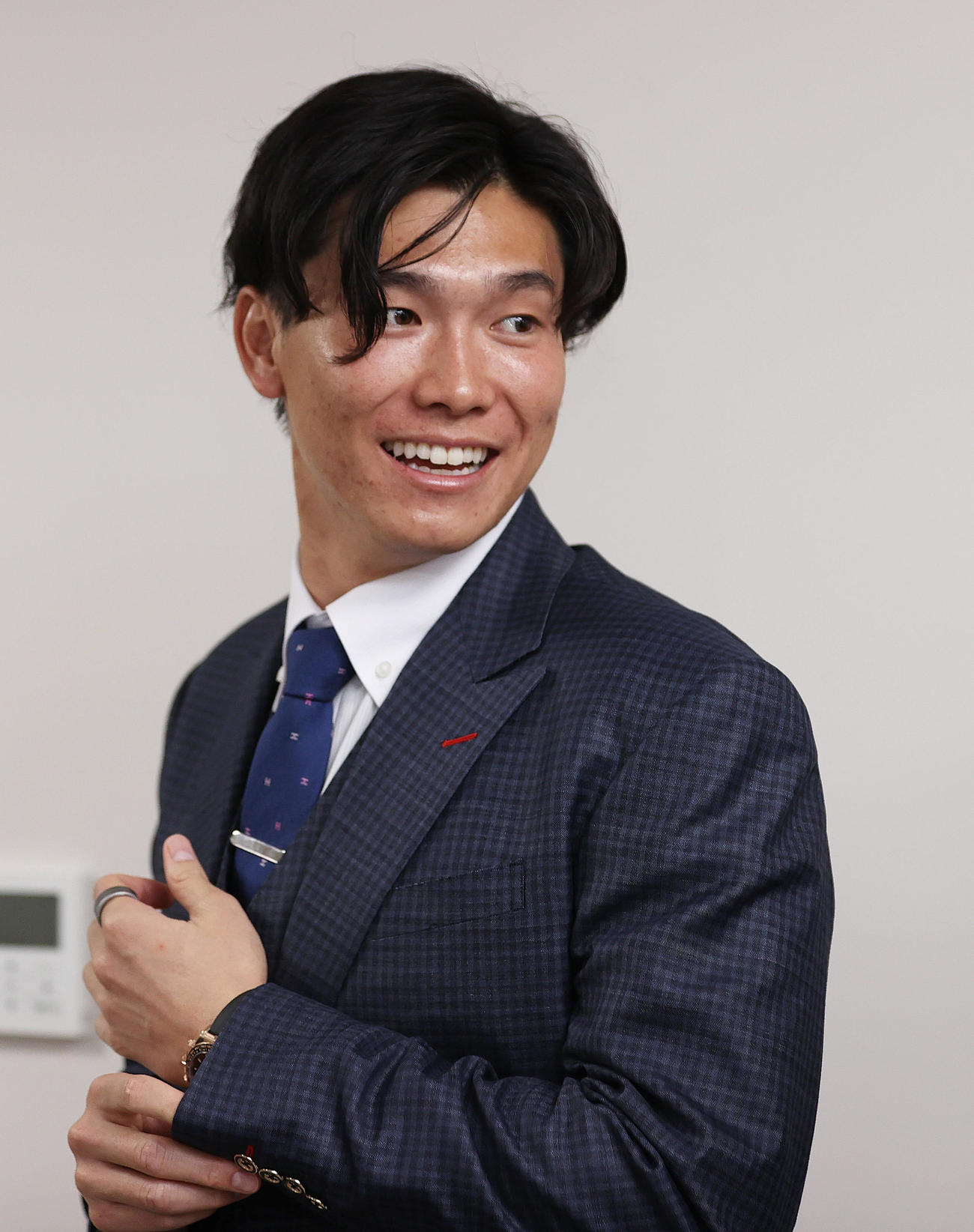 契約更改を終えた阪神湯浅は会見を終え引き揚げる（撮影・上山淳一）