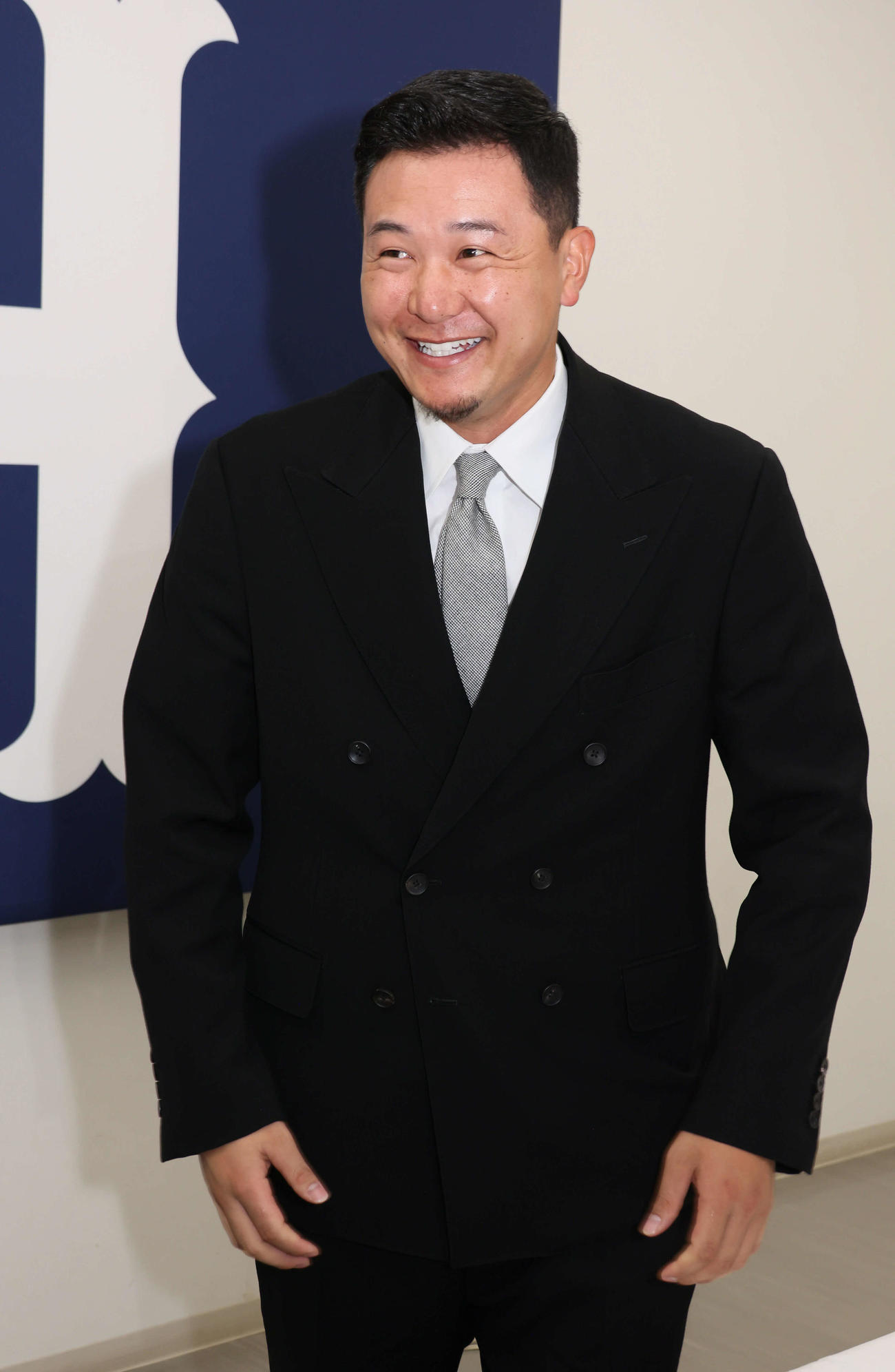 契約更改後の会見を終え、笑顔を見せる広島森（撮影・加藤孝規）