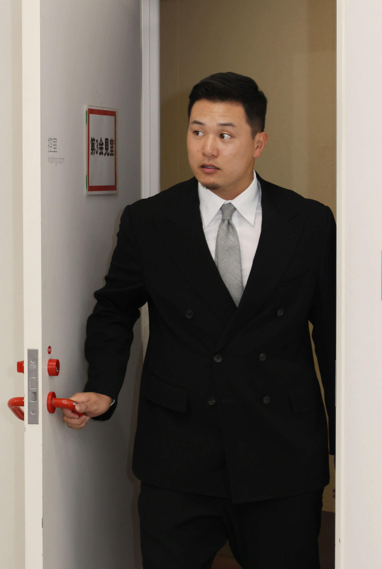 契約更改し、会見する広島森（撮影・加藤孝規）