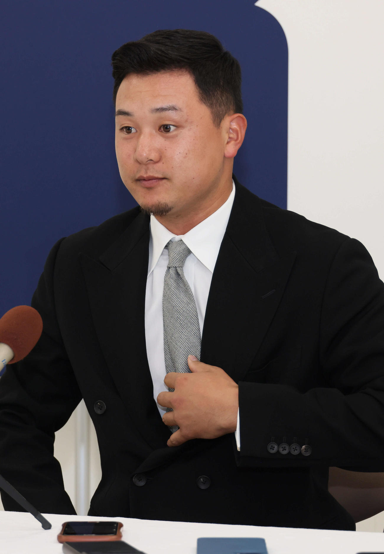 契約更改し、会見する広島森（撮影・加藤孝規）
