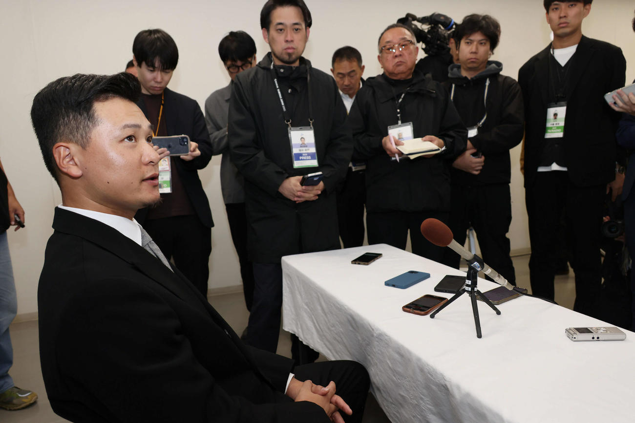 契約更改後の会見を終え、囲み取材に応じる広島森（撮影・加藤孝規）