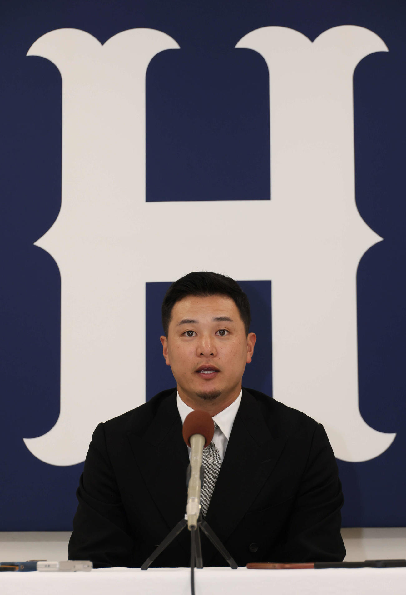 契約更改し、会見する広島森（撮影・加藤孝規）