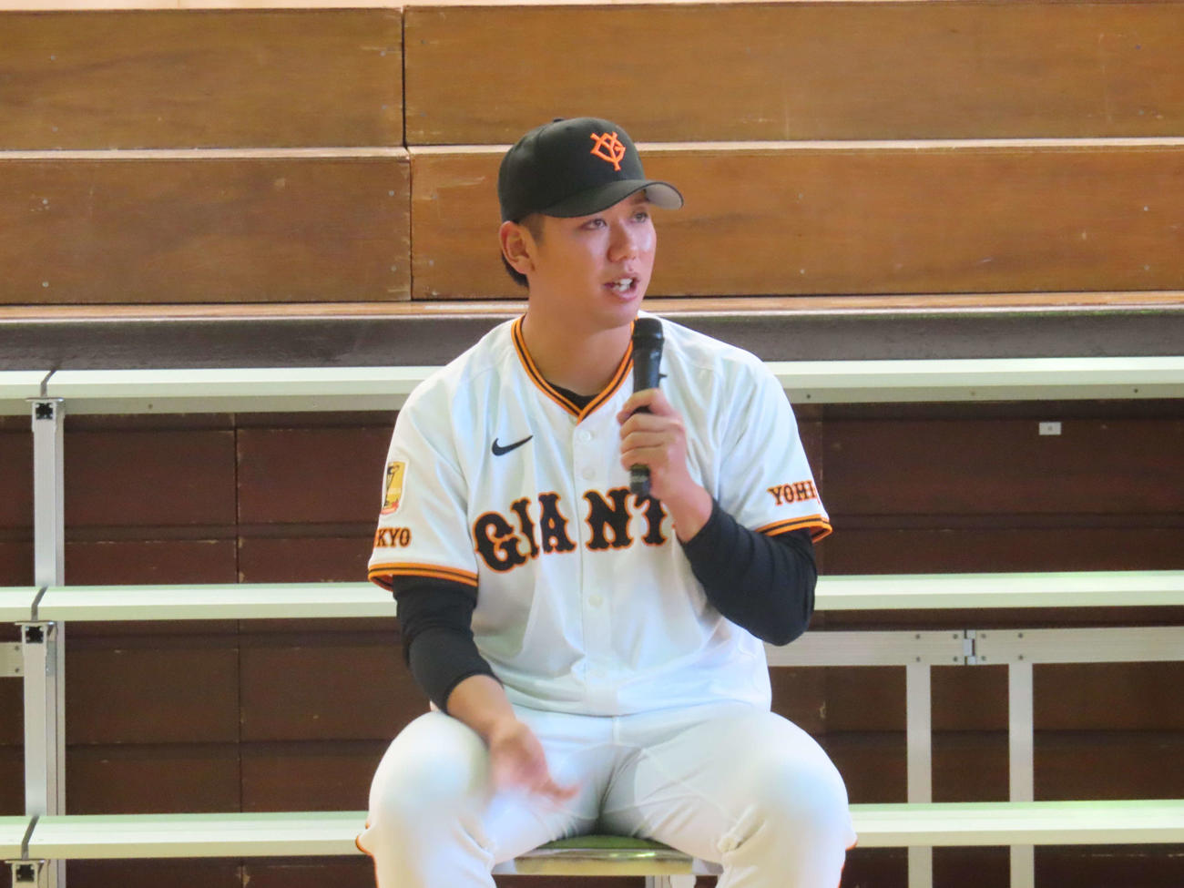 小学校を訪問し、生徒からの質問に答える巨人又木（撮影・北村健龍）