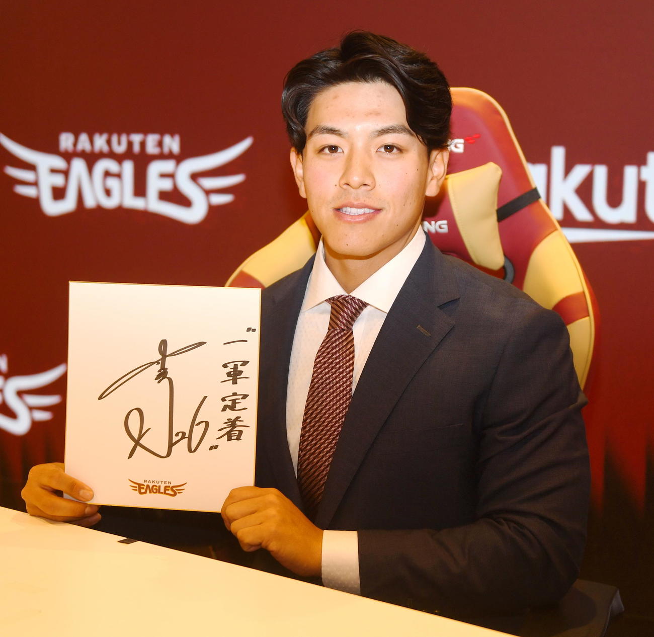 契約更改交渉に臨み、来季の目標に「一軍定着」と記した楽天中込（撮影・山田愛斗）