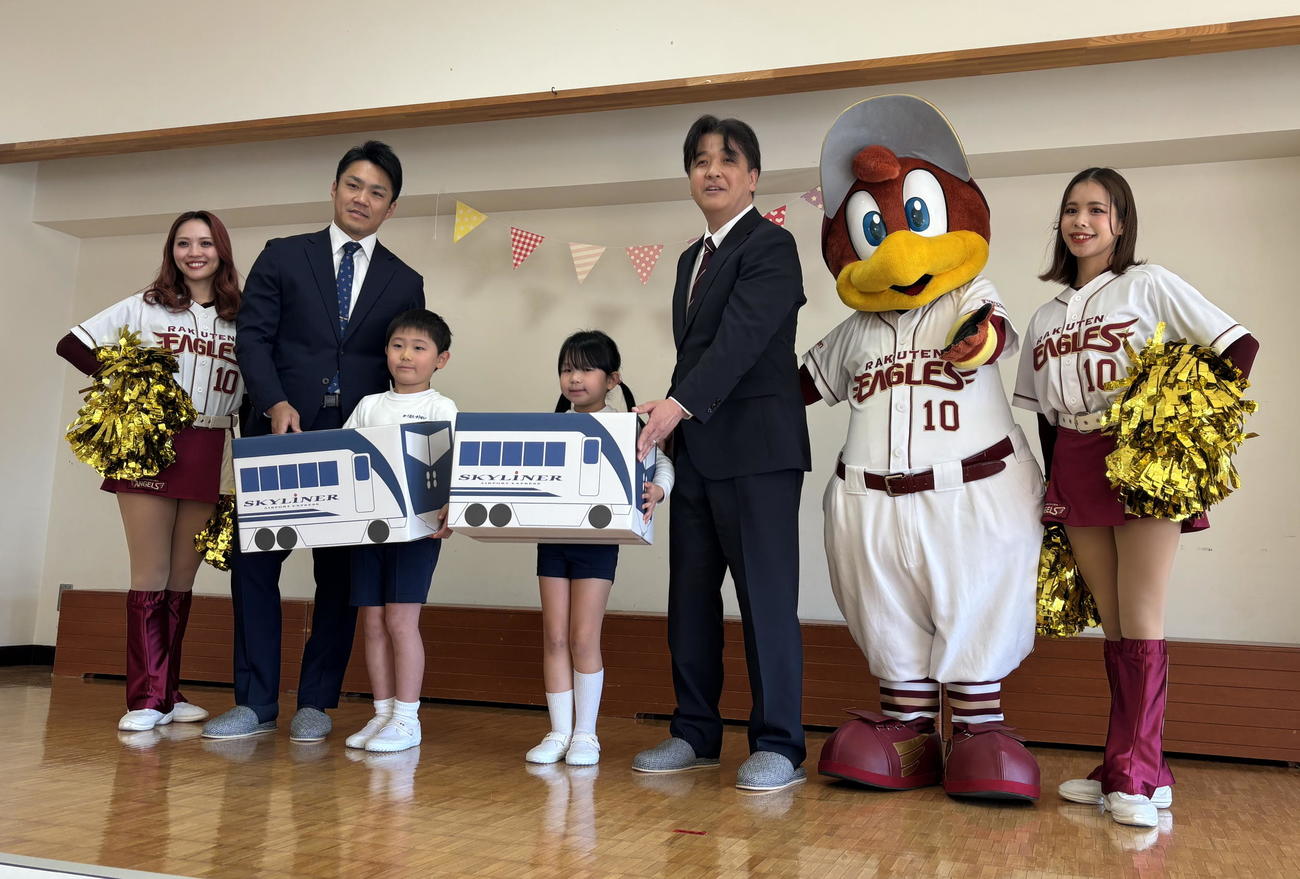 京成電鉄との共同企画「学用品寄贈式」に出席した楽天則本（左から2人目）