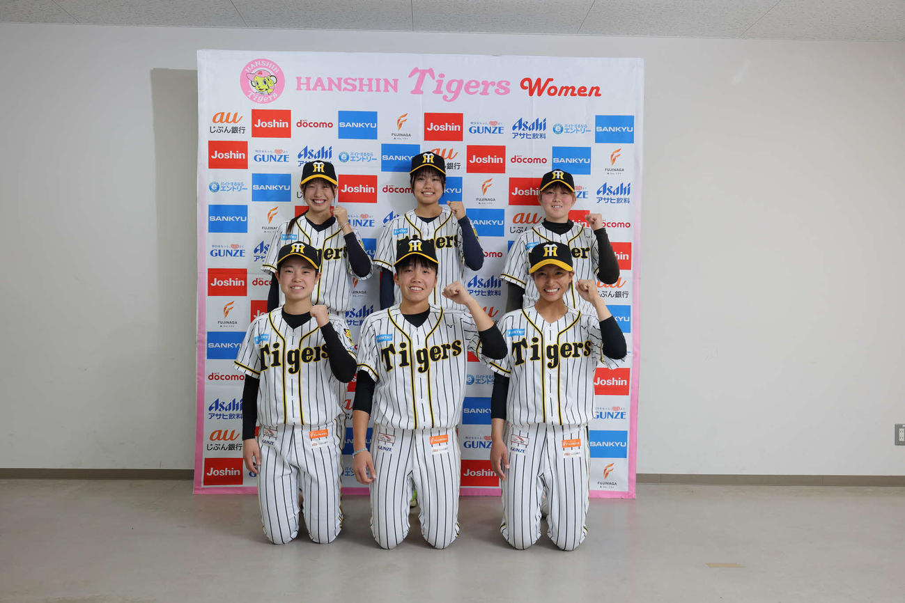 阪神タイガースWomenに入団する、前列右から谷本、阿部、藤原、後列右から井上、矢島、出口（阪神タイガース提供）
