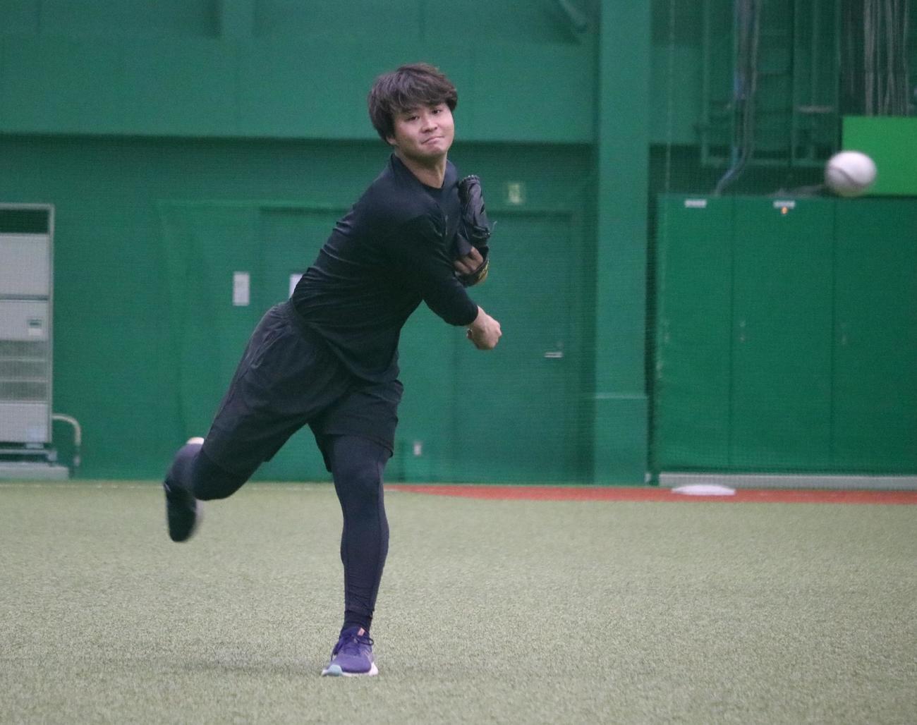 阪神の松原が投球練習をする（撮影・林亮佑）
