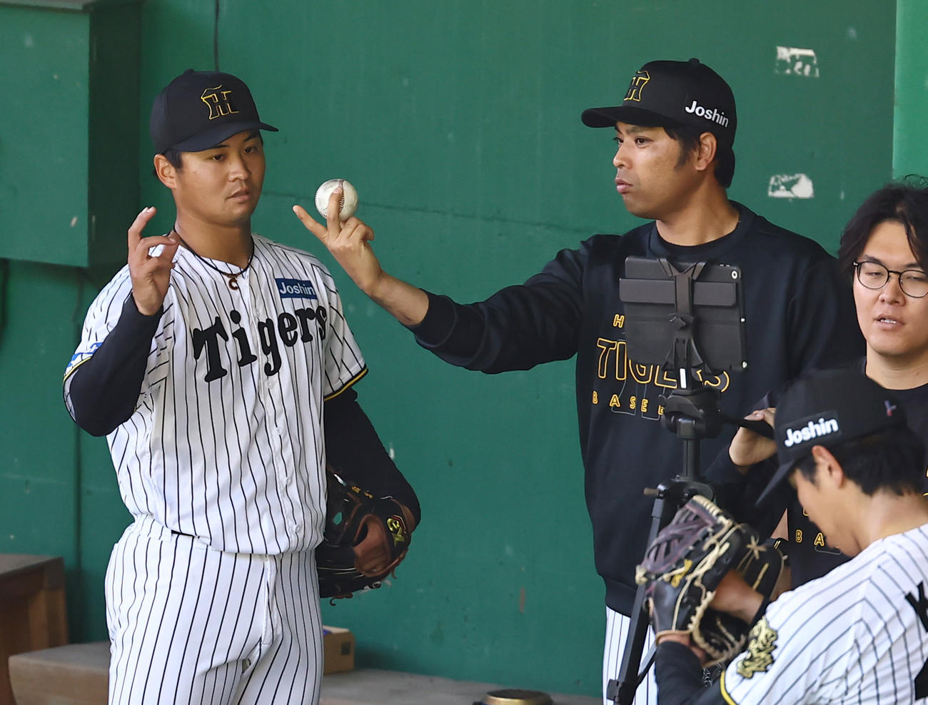 11月、松原（左）に変化球の握りを指導する桑原コーチ