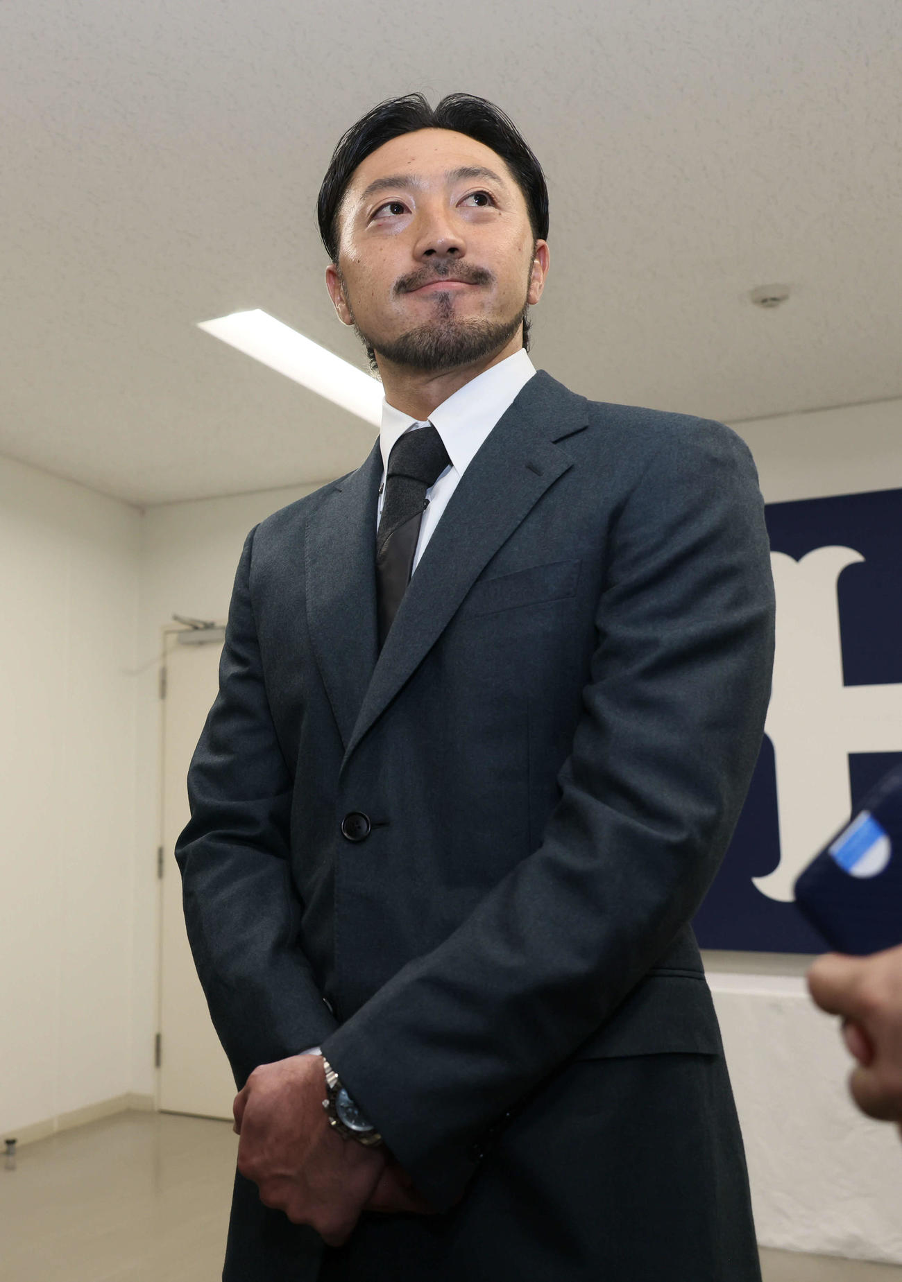 契約更改し、囲み取材に応じる広島菊池（撮影・加藤孝規）