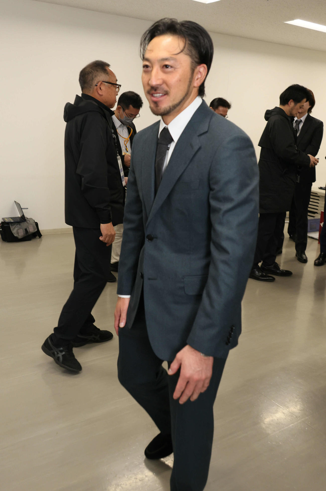 契約更改し、囲み取材に応じた広島菊池（撮影・加藤孝規）