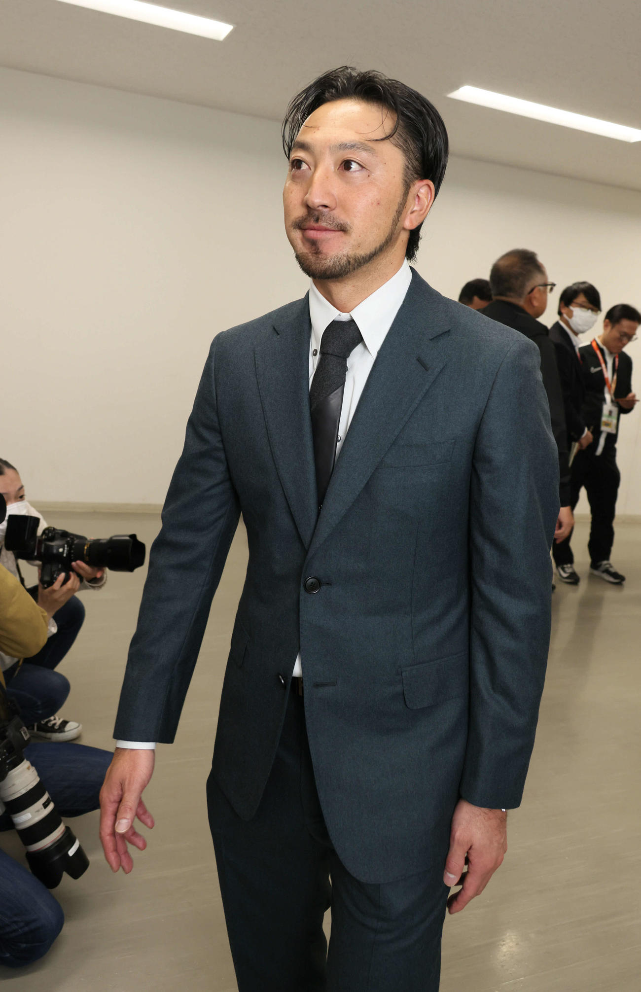 契約更改し、囲み取材に応じた広島菊池（撮影・加藤孝規）
