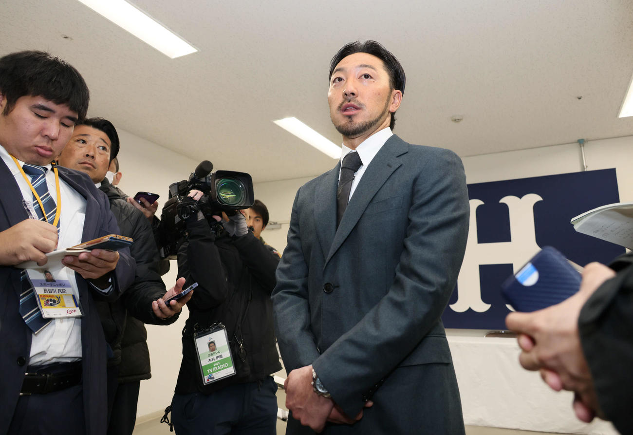 契約更改し、囲み取材に応じる広島菊池（撮影・加藤孝規）