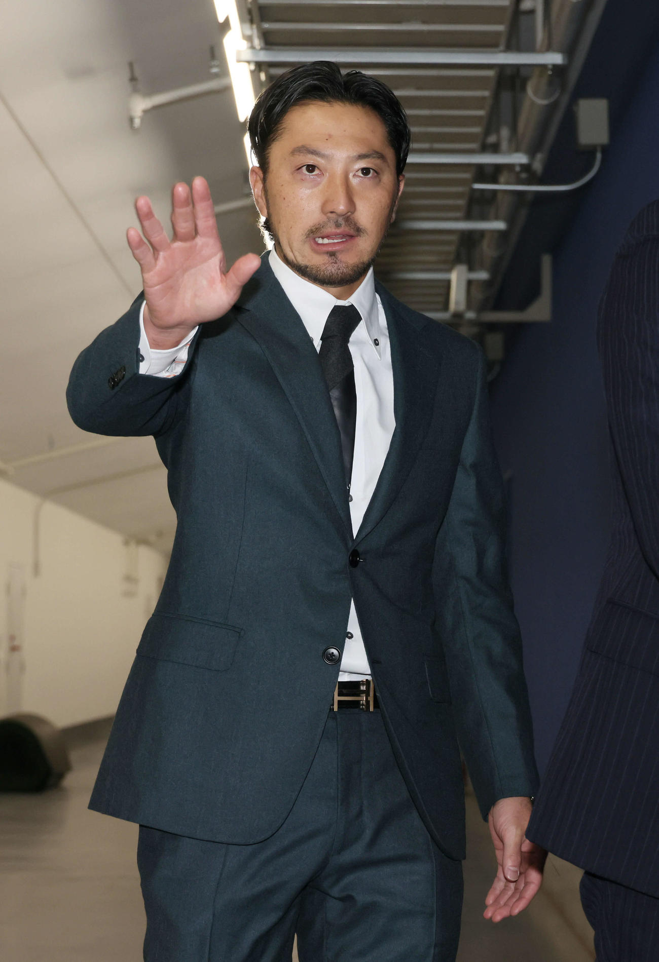 契約更改に向かう広島菊池（撮影・加藤孝規）