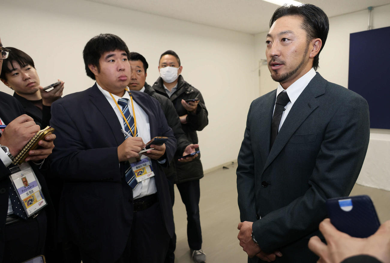 契約更改し、囲み取材に応じる広島菊池（撮影・加藤孝規）