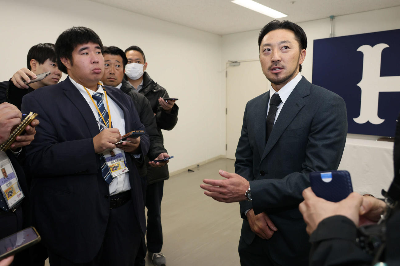 契約更改し、囲み取材に応じる広島菊池（撮影・加藤孝規）