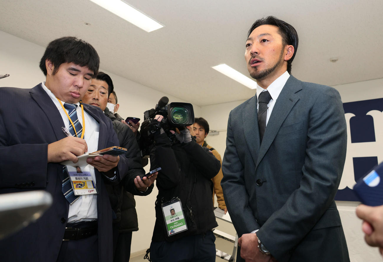 契約更改し、囲み取材に応じる広島菊池（撮影・加藤孝規）
