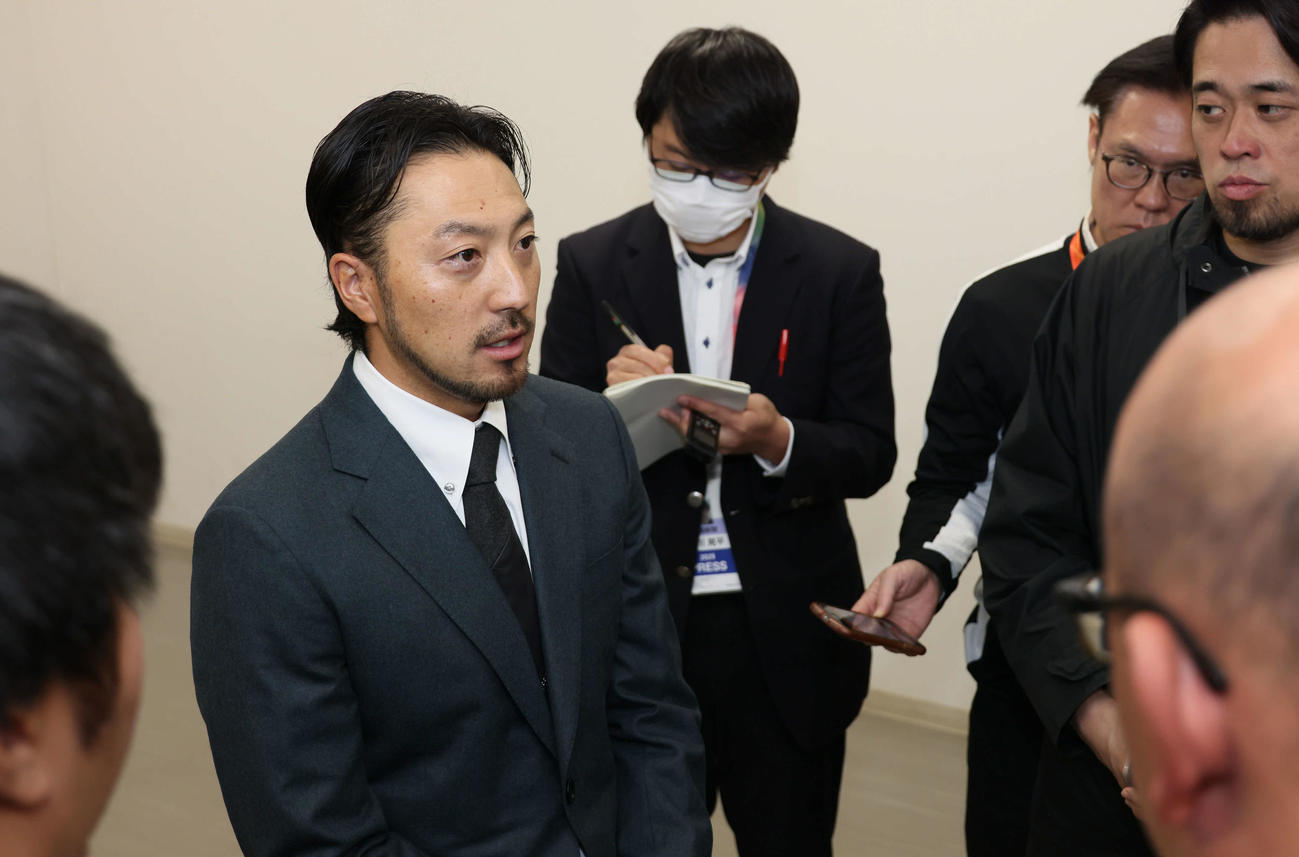 契約更改し、囲み取材に応じる広島菊池（撮影・加藤孝規）
