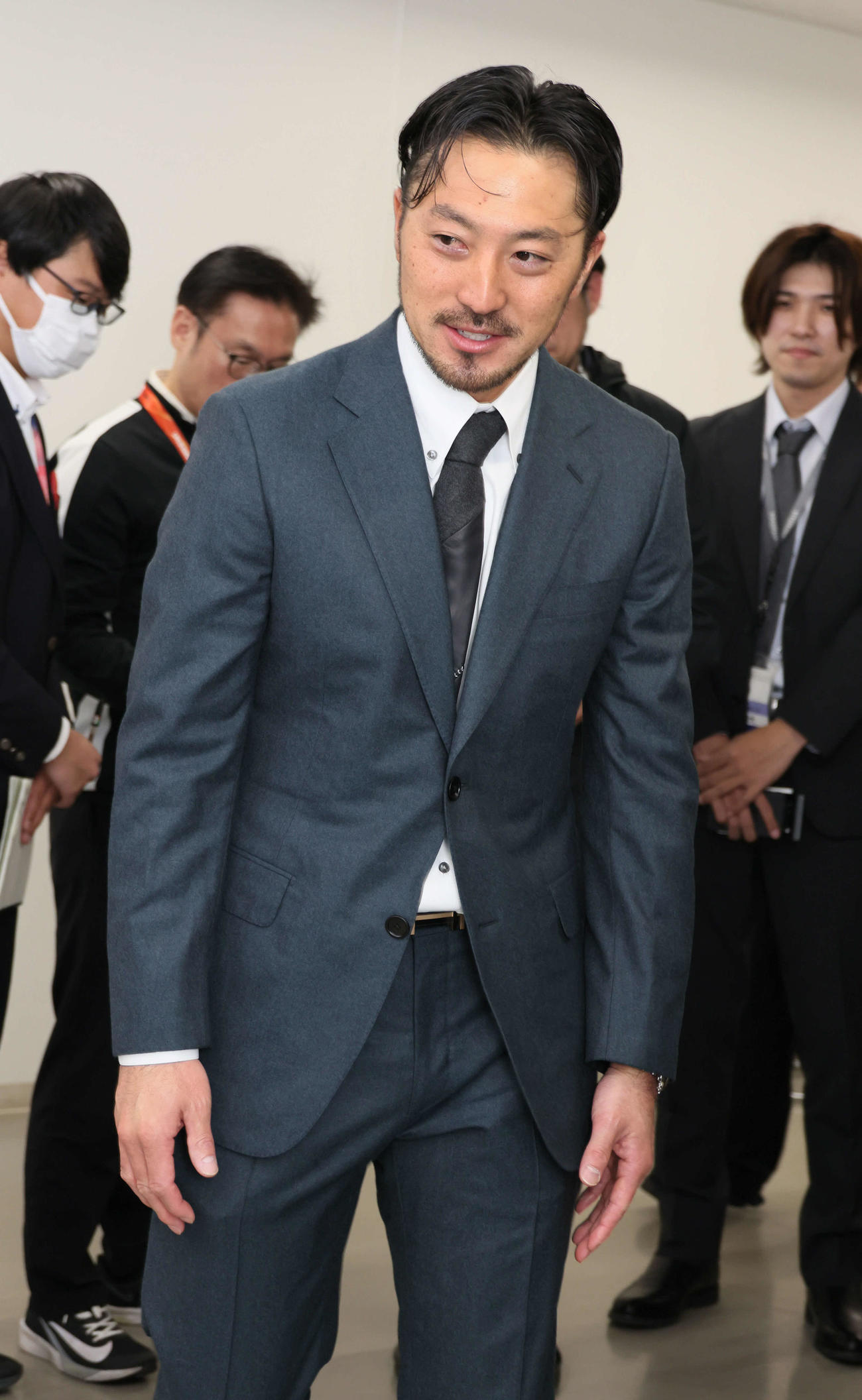 契約更改し、囲み取材に応じた広島菊池（撮影・加藤孝規）
