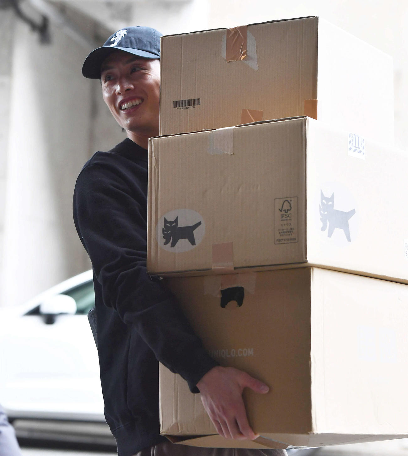 荷物整理で球場に訪れたソフトバンク周東（撮影・岩下翔太）