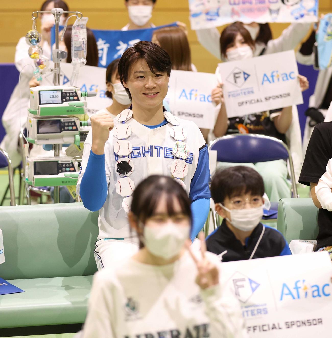 北海道大学病院小児科を訪問し子どもたちと記念撮影する日本ハム山崎（撮影・黒川智章）