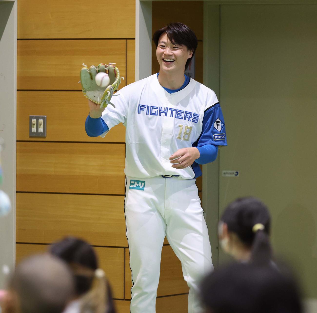 北海道大学病院小児科を訪問し子どもたちにキャッチボールを披露する日本ハム山崎（撮影・黒川智章）